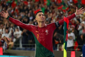 C罗在巴黎圣日耳曼比赛中险胜，出色防守引发热议！全场沸腾不已的简单介绍