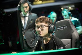 Faker回归赛场，连败首场状态亮眼，TL观众沸腾！的简单介绍